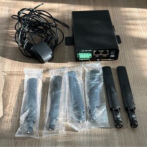 Black MAX Transit Duo LTEA Router